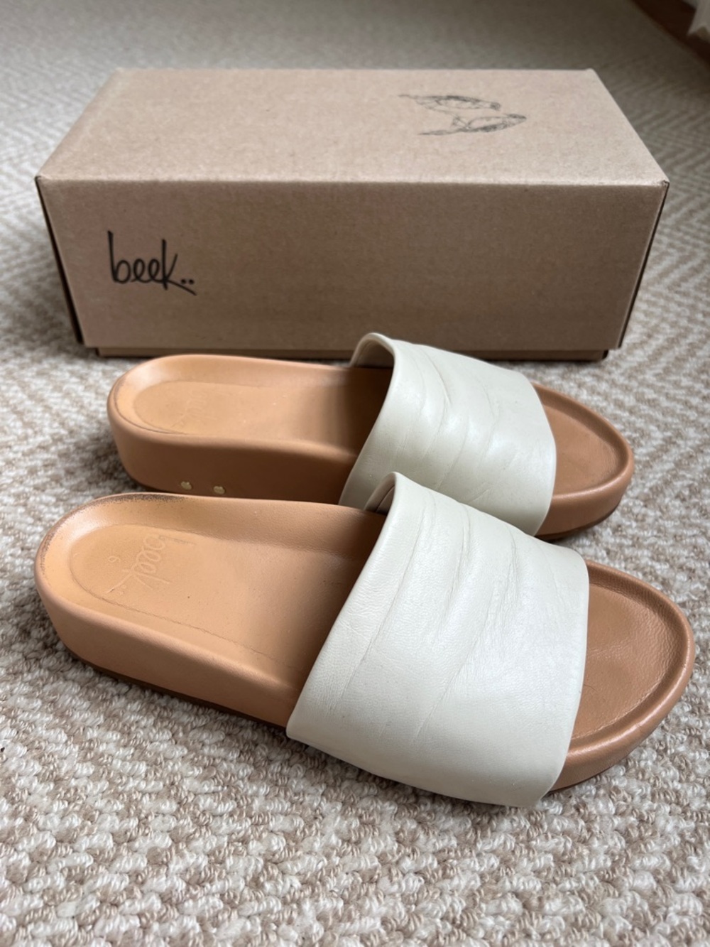 beek Women’s Cream and Tan Slide Sandals